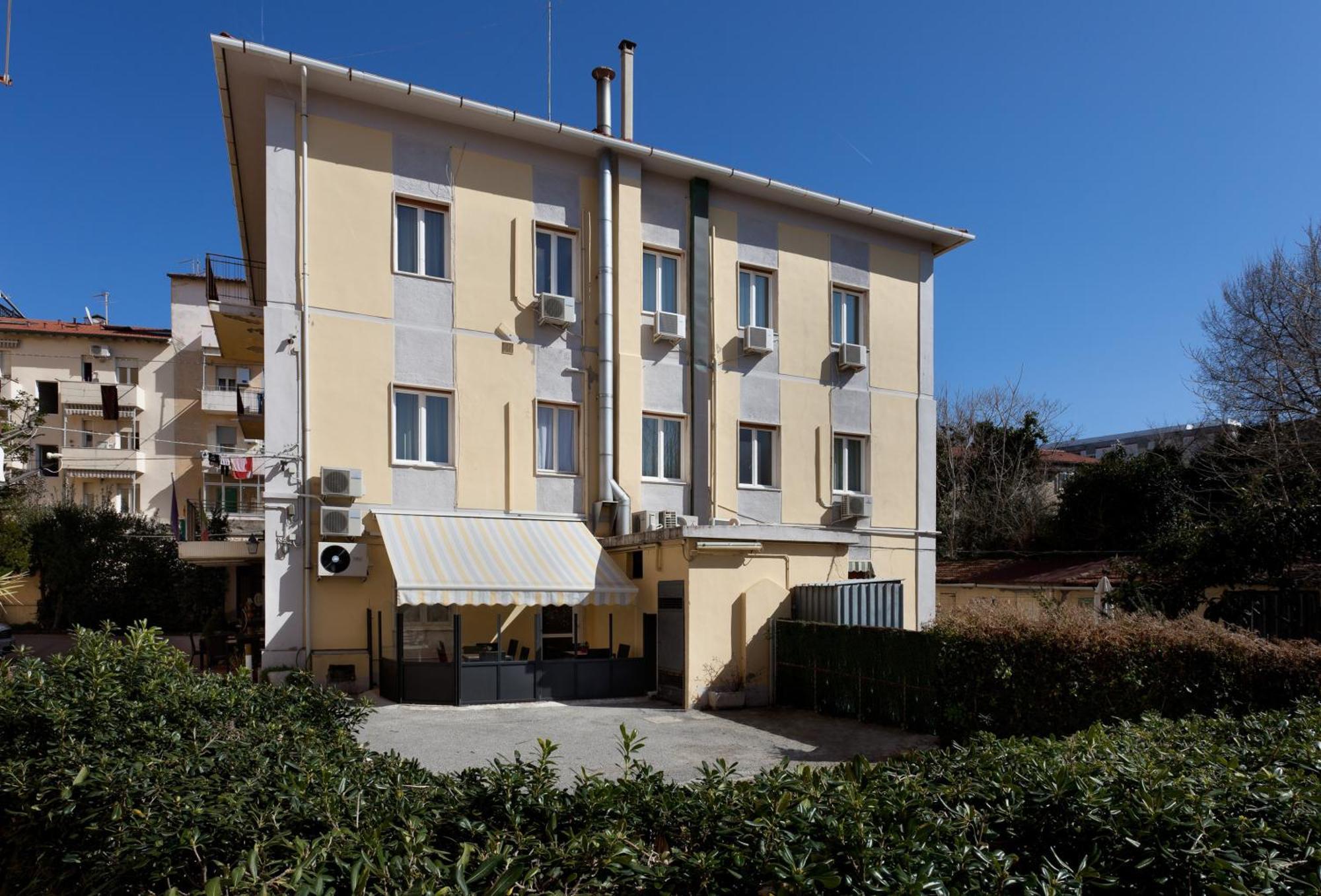 Parking Hotel Giardino Livorno Dış mekan fotoğraf