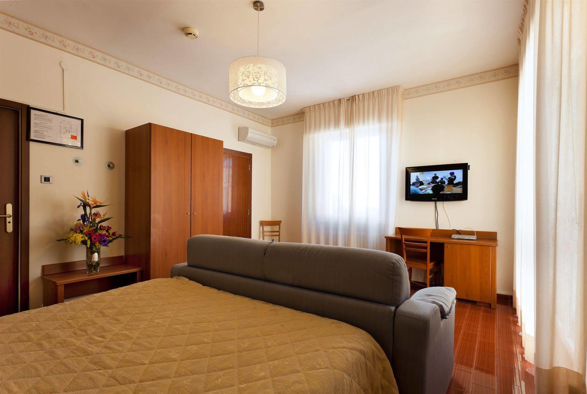 Parking Hotel Giardino Livorno Dış mekan fotoğraf