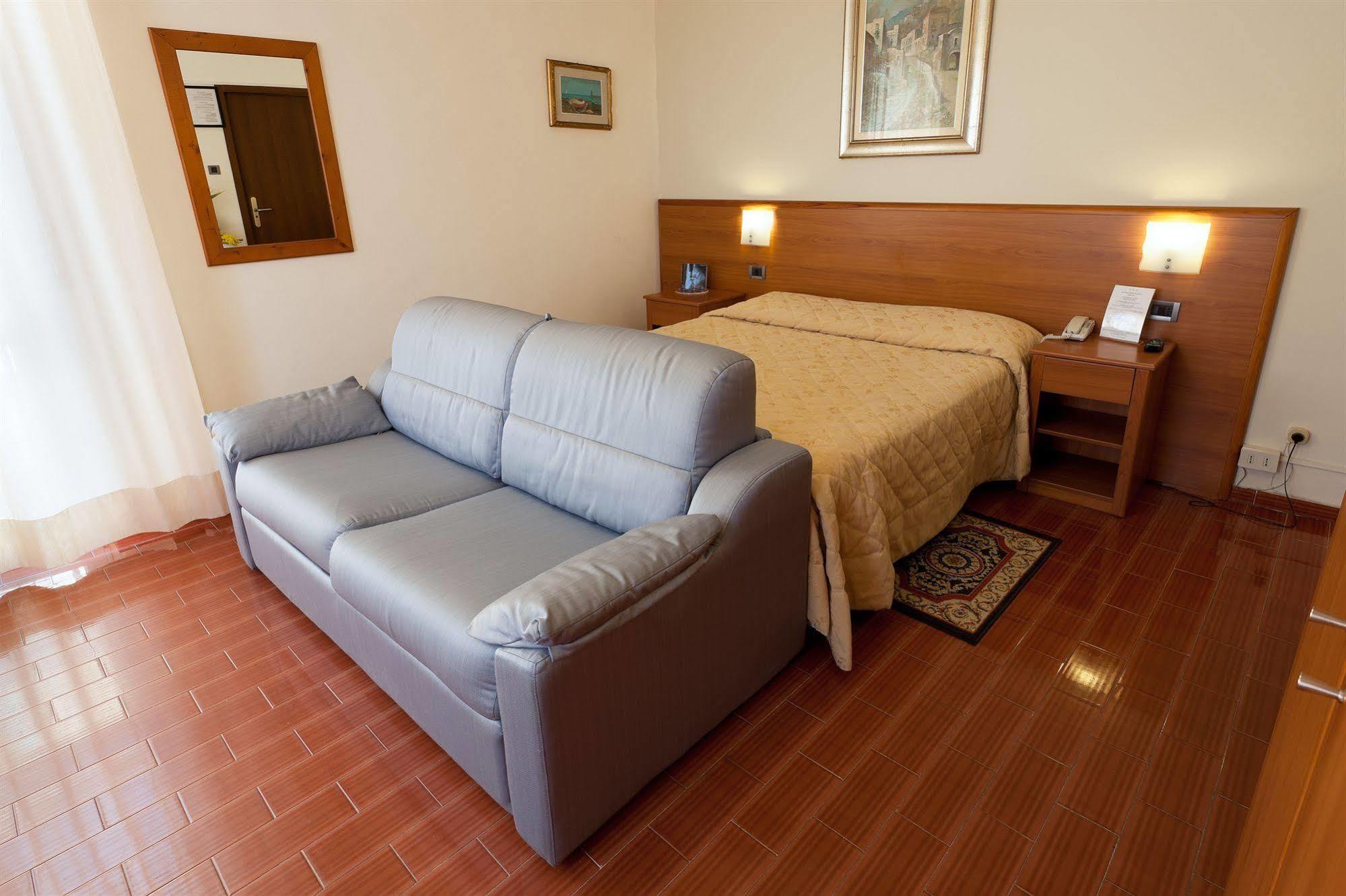 Parking Hotel Giardino Livorno Dış mekan fotoğraf