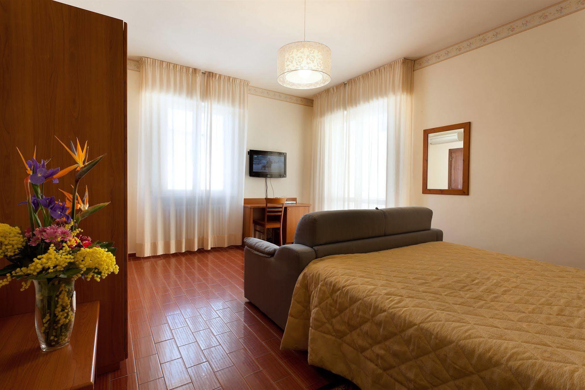 Parking Hotel Giardino Livorno Dış mekan fotoğraf