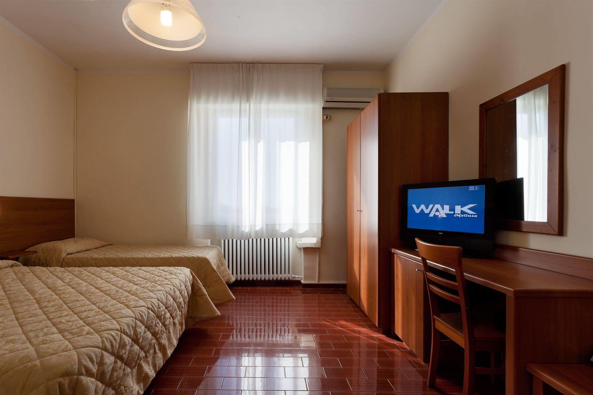 Parking Hotel Giardino Livorno Dış mekan fotoğraf