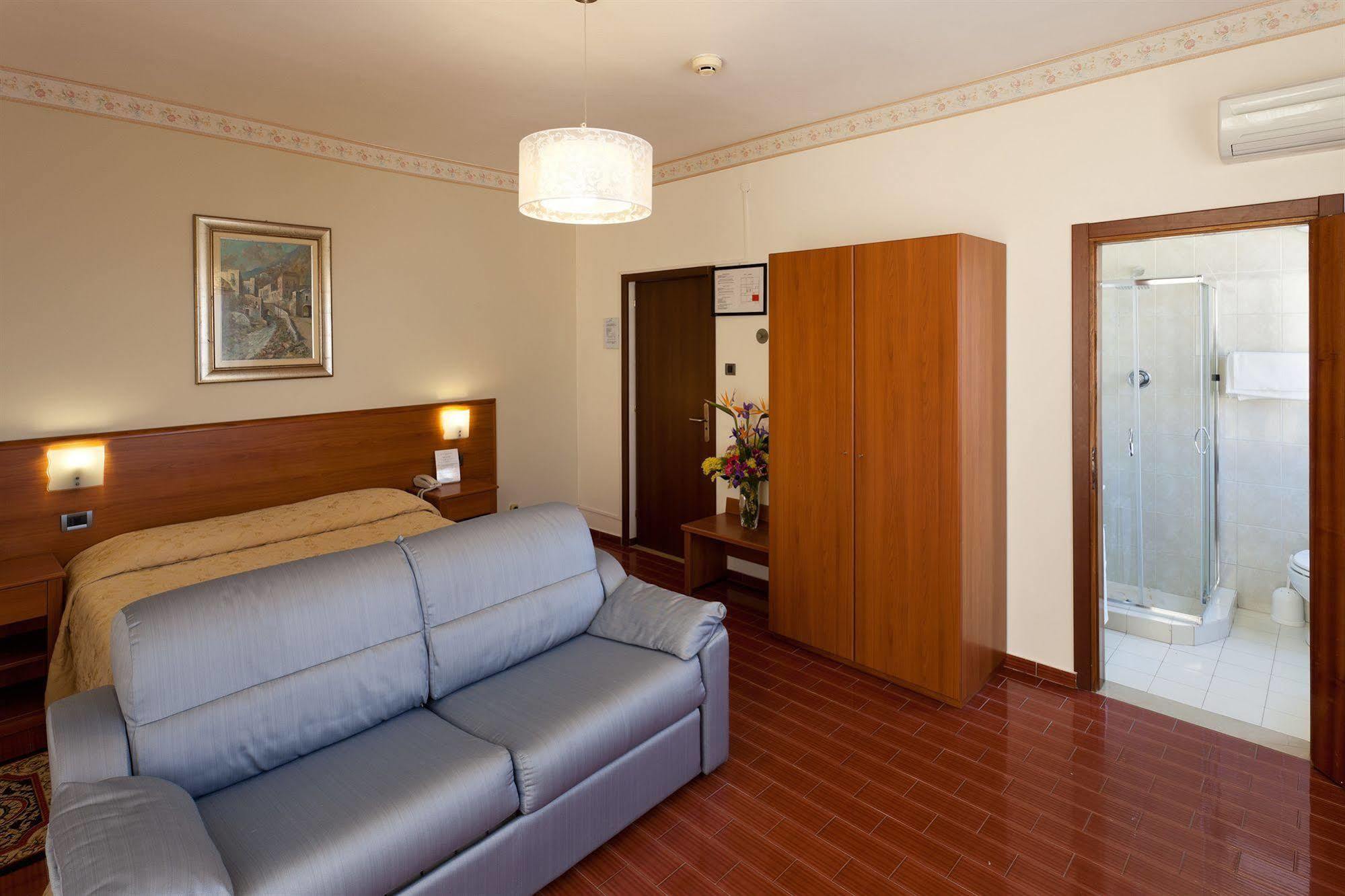 Parking Hotel Giardino Livorno Dış mekan fotoğraf