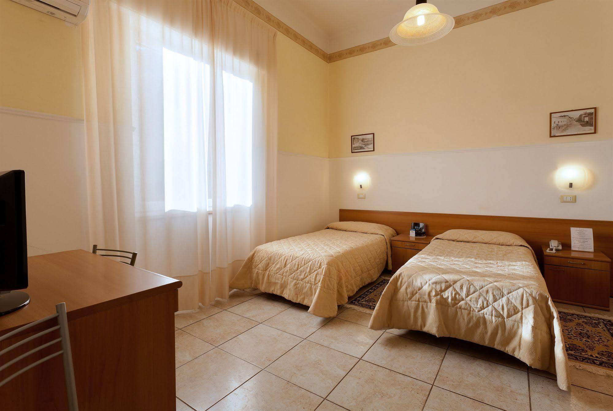 Parking Hotel Giardino Livorno Dış mekan fotoğraf