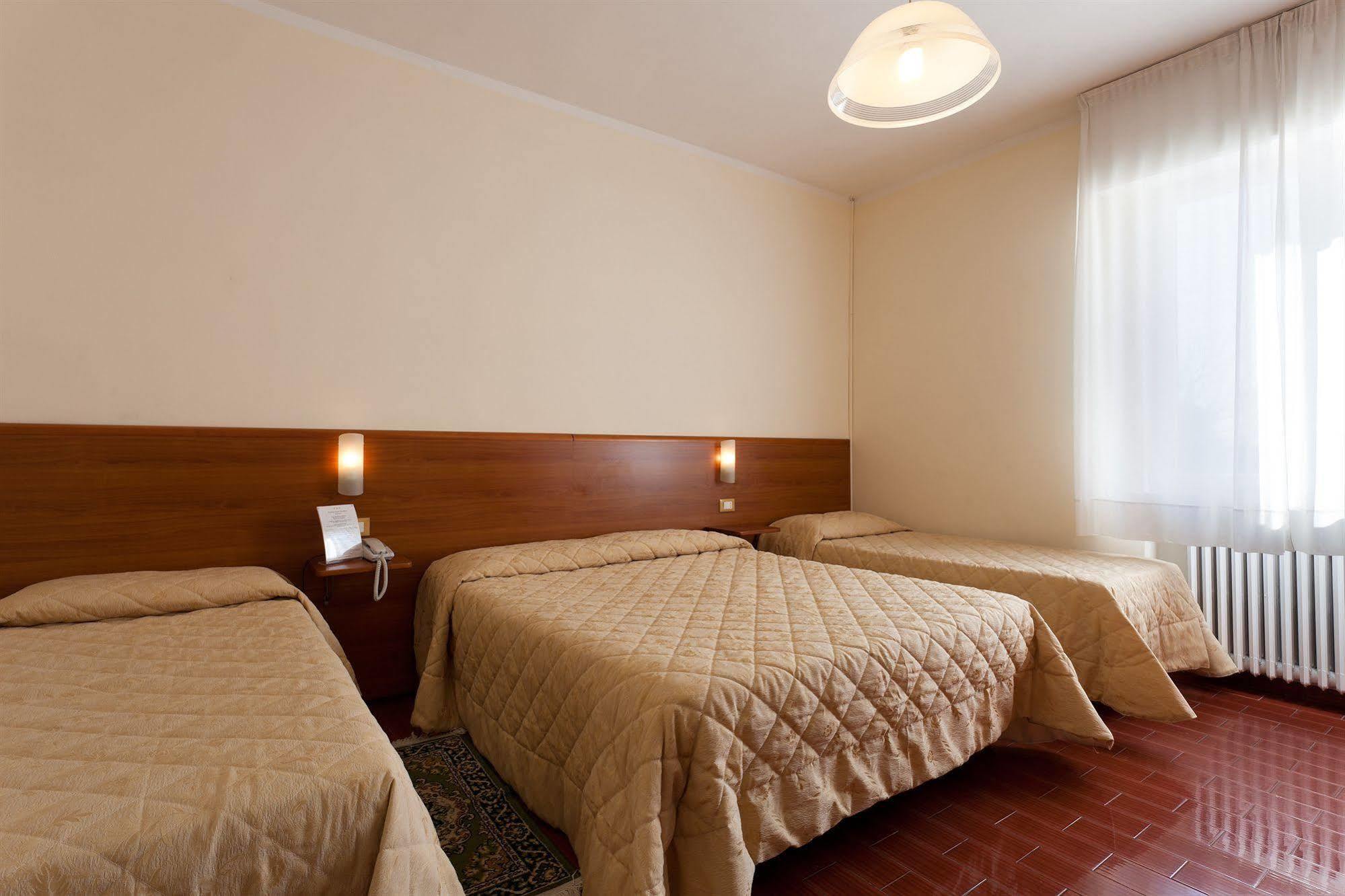 Parking Hotel Giardino Livorno Dış mekan fotoğraf