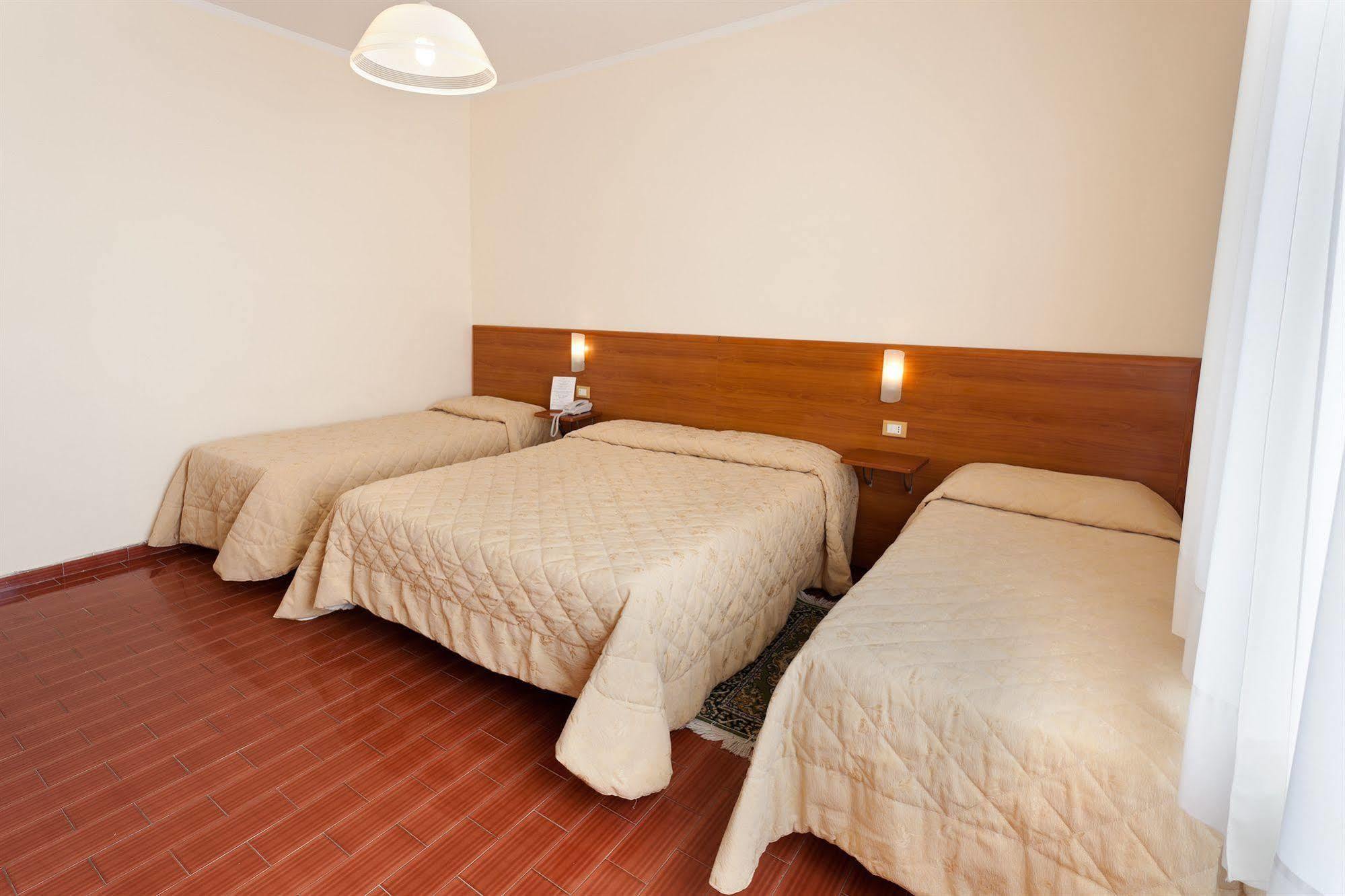 Parking Hotel Giardino Livorno Dış mekan fotoğraf