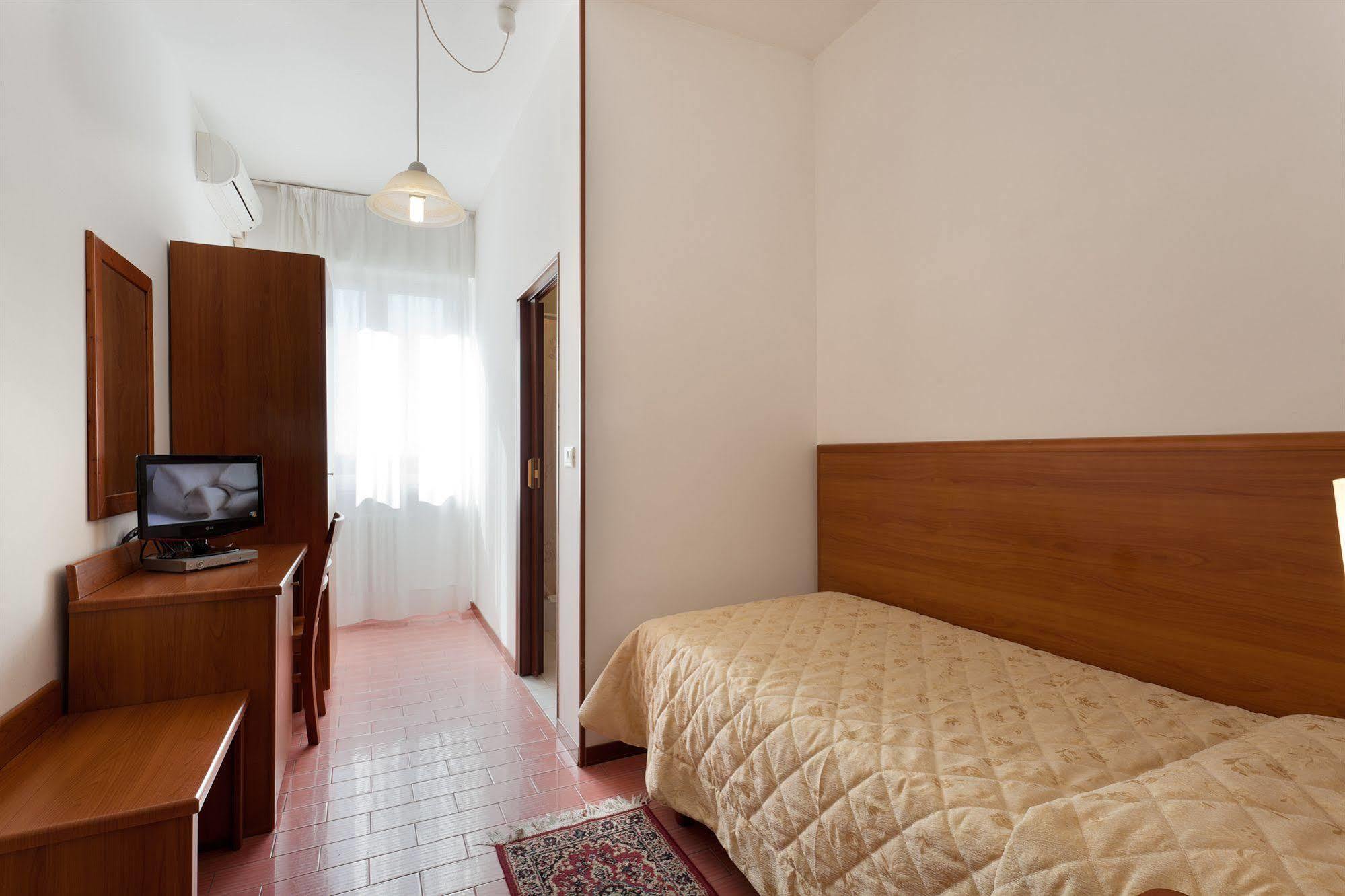 Parking Hotel Giardino Livorno Dış mekan fotoğraf
