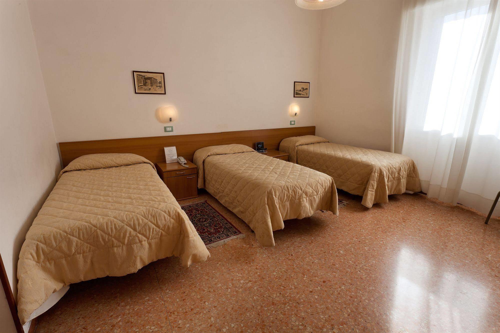 Parking Hotel Giardino Livorno Dış mekan fotoğraf